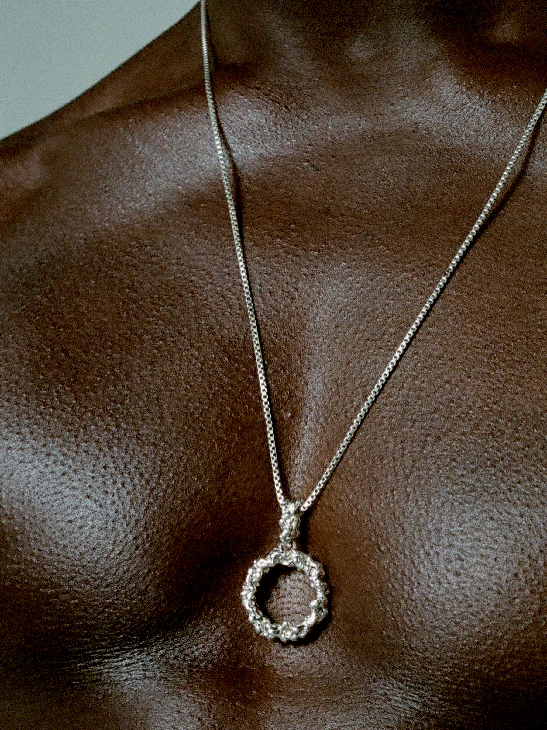 ROCA LOOP NECKLACE - Image 4